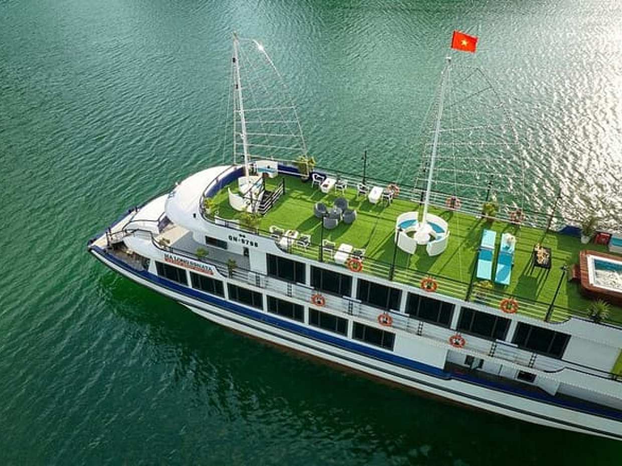 Halong 5star Cruise Day Tour with Jacuzzi, Buffet and Kayaking