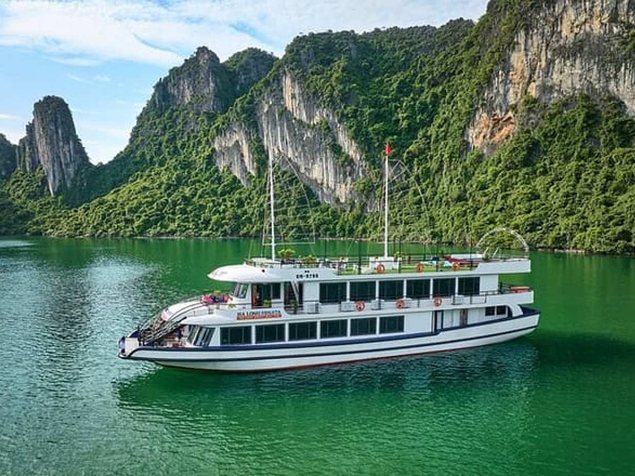 Luxury Halong Day Trip with Limousine Bus Roundtrip By Expressway, Vietnam, photo 3
