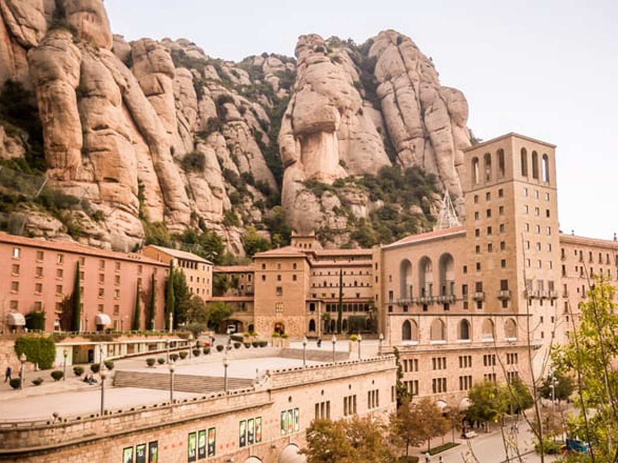 "Montserrat de inicio tardío, comida y vino con tren cremallera, España"