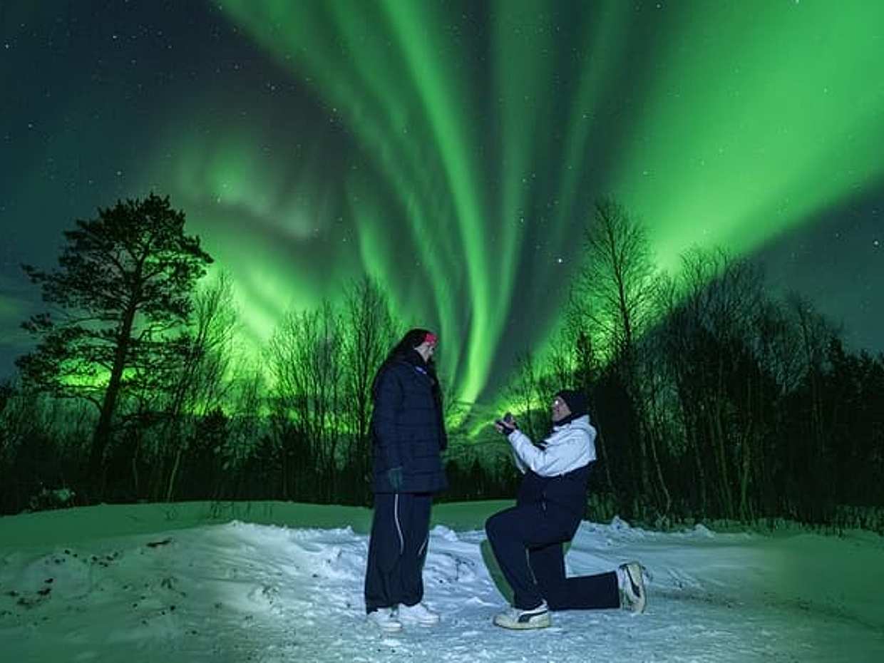 Tromsø: Northern Lights Minibus Tour with Expert Guides