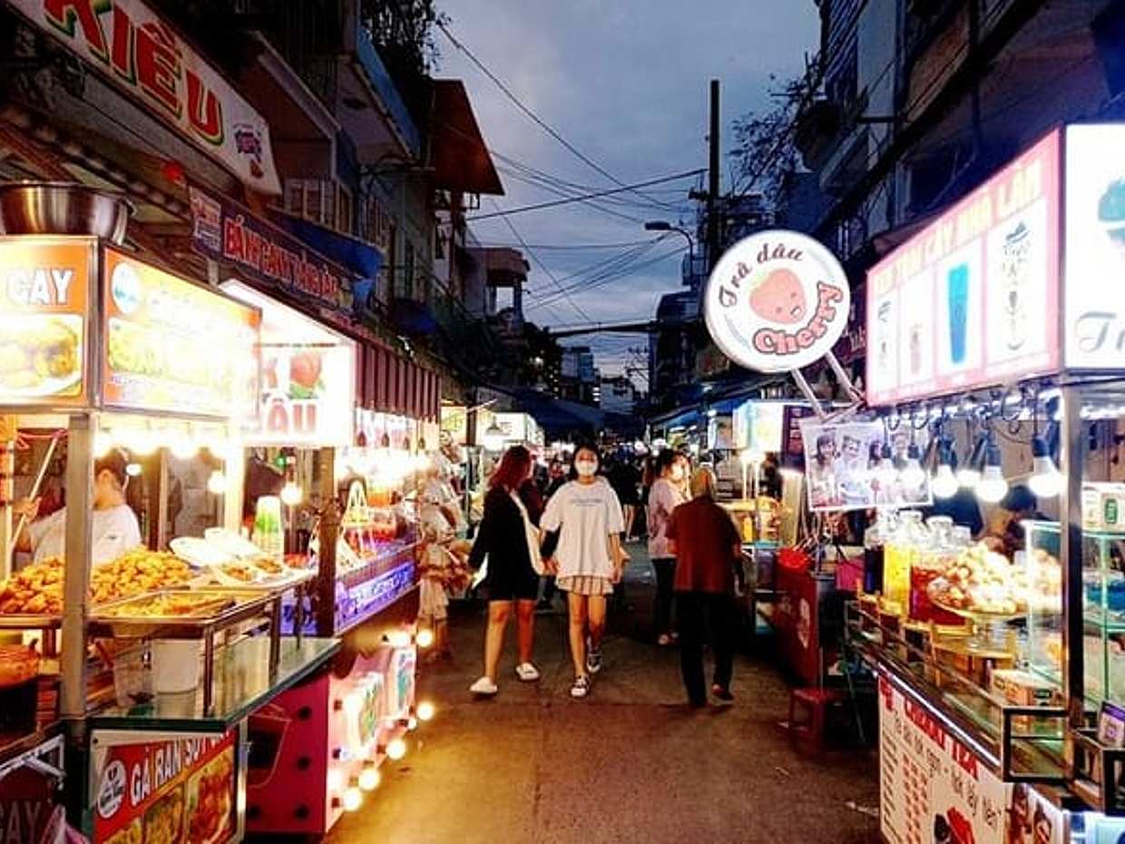 Saigon Nightlife Half-Day Tour by Vintage Vespa/Motorcycle, photo 4