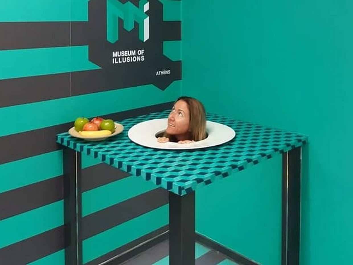 CDG Transfers with Eiffel and Museum of Illusions private trip