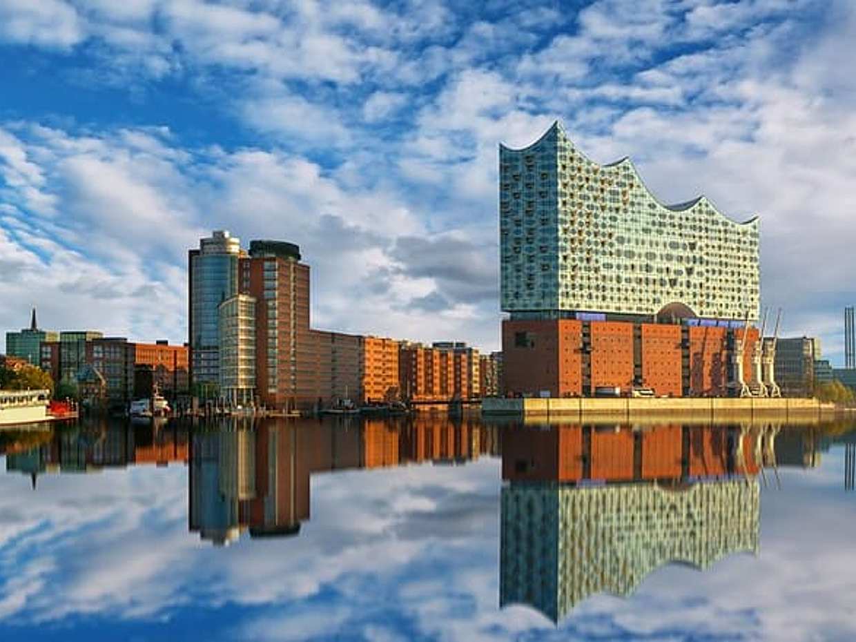 Private transfer from Amsterdam to Hamburg, 2h stop in Bremen in Netherlands