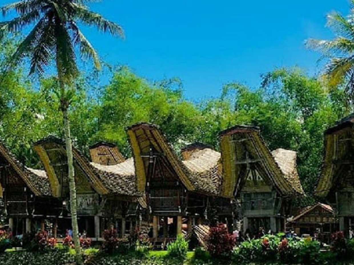 Sulawesi: Tour de Toraja de 3 días desde Makassar para explorar la cultura ancestral y la belleza natural.
