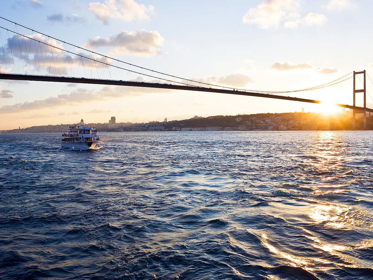 Croisière au coucher du soleil sur le Bosphore avec un guide en direct sur un yacht de luxe, photo 2