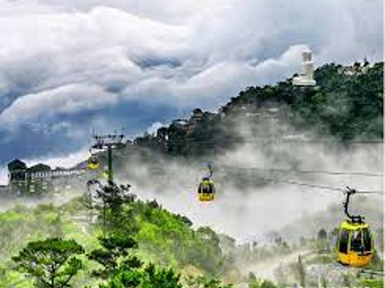 Ba Na Hill: Golden Bridge with Cable Car Ride in Da Nang, Vietnam, photo 3