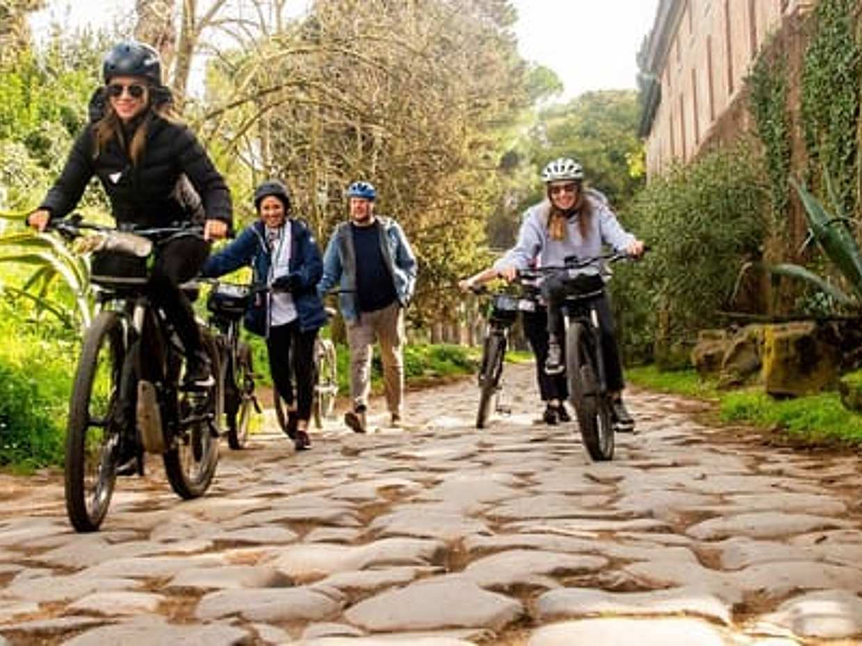Однодневный тур "Вау-впечатление" с велосипедной прогулкой Appian Bike Tour, обедом, туром на гольф-каре и Колизеем без очереди в Италии, Рим, photo 2