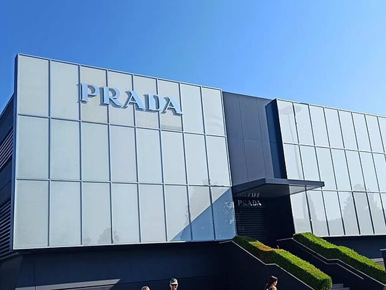 Luxury Shopping Experience: Private Chauffeur to The Mall & Prada, photo 4