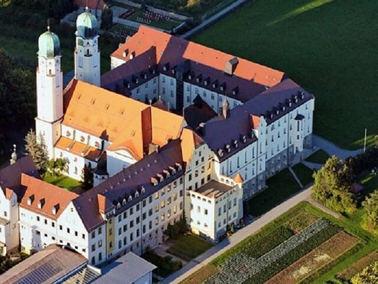 Private Transfer from Prague to Vilshofen with stop in Č.Krumlov or Hluboká