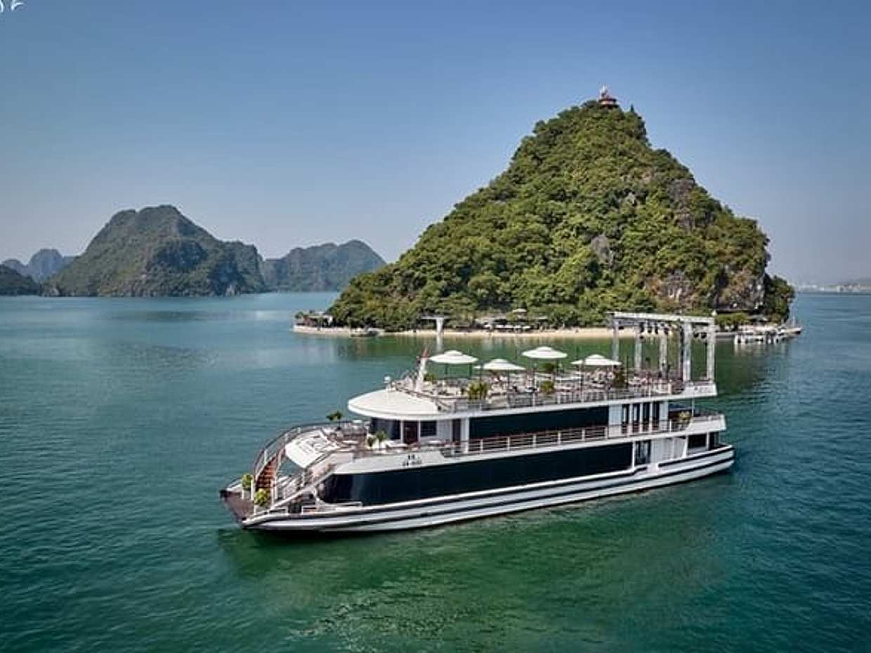 Iris Cruise - Luxurious Day Trip to Explore Ha Long Bay’s Beauty, photo 2