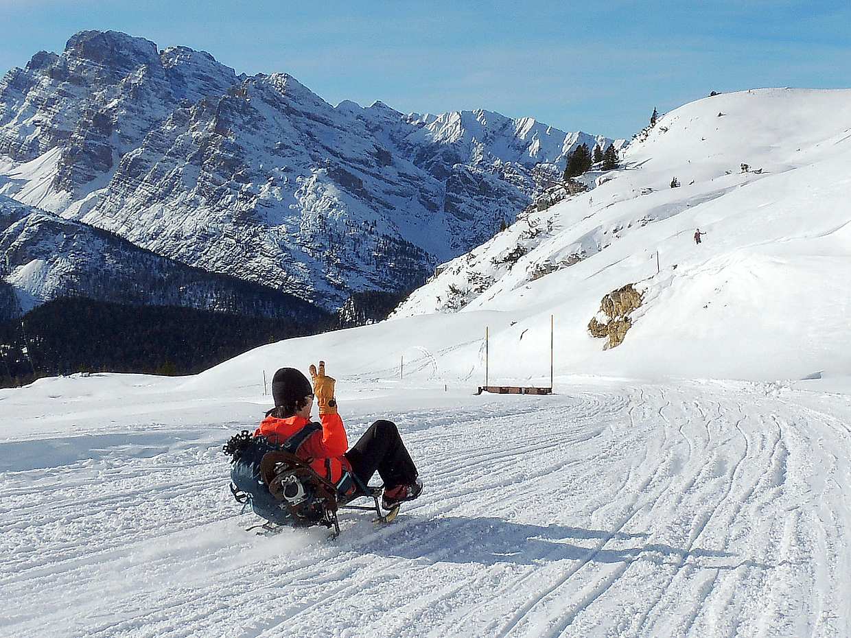 Wycieczka w rakietach śnieżnych i saniami w Dolomitach z Bolzano we Włoszech.
, photo 2