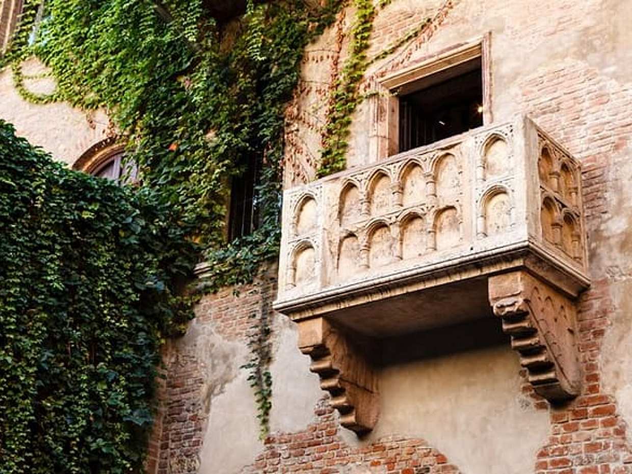 Verona Scavenger Hunt & Highlights Self-Guided Walking Tour in Italy