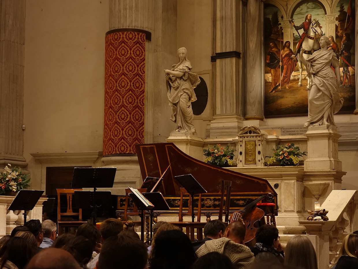 Descubra la vibrante historia que encierran las paredes de esta iglesia veneciana. La iglesia de San Vidal, una impresionante catedral barroca ubicada en Venecia (Italia), es famosa por sus conciertos de música clásica, que incluyen interpretaciones magistrales de las obras de Vivaldi., photo 2