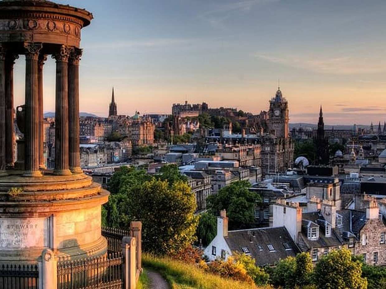 Edinburgh Scavenger Hunt & Highlights Self-Guided Walking Tour