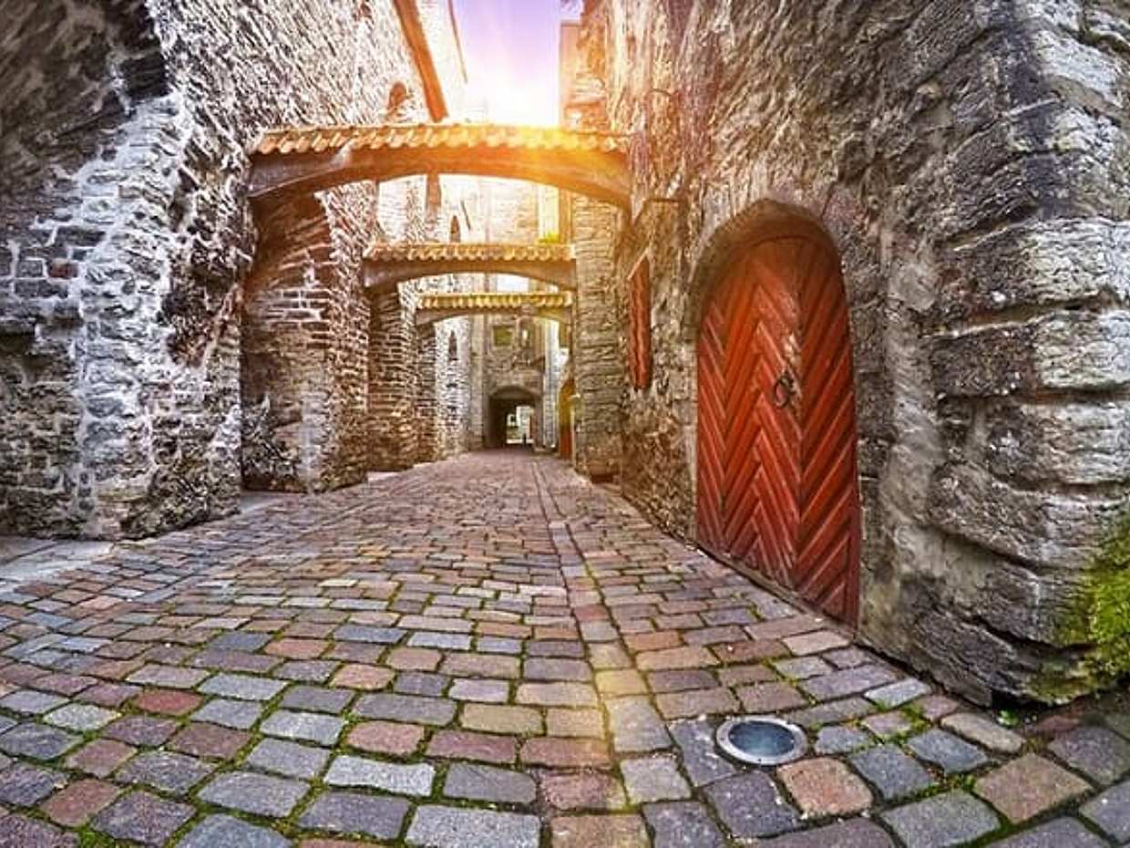 Tallinn Scavenger Hunt e Destaques da Excursão a Pé Autoguiada na Estónia