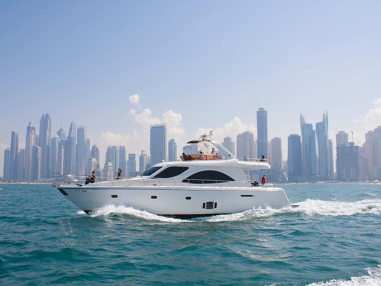 مجموعة رحلات اليخوت الفاخرة مع وجبة إفطار في الإمارات العربية المتحدة، دبي هاربور.
