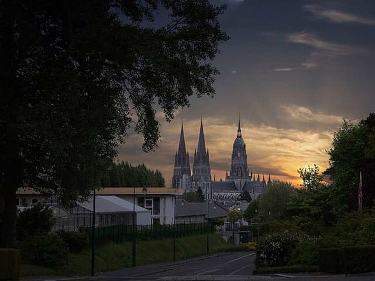 "Traslado Privado de Paris Para Bayeux Com Uma Parada de 2 Horas em Caen na França", photo 3