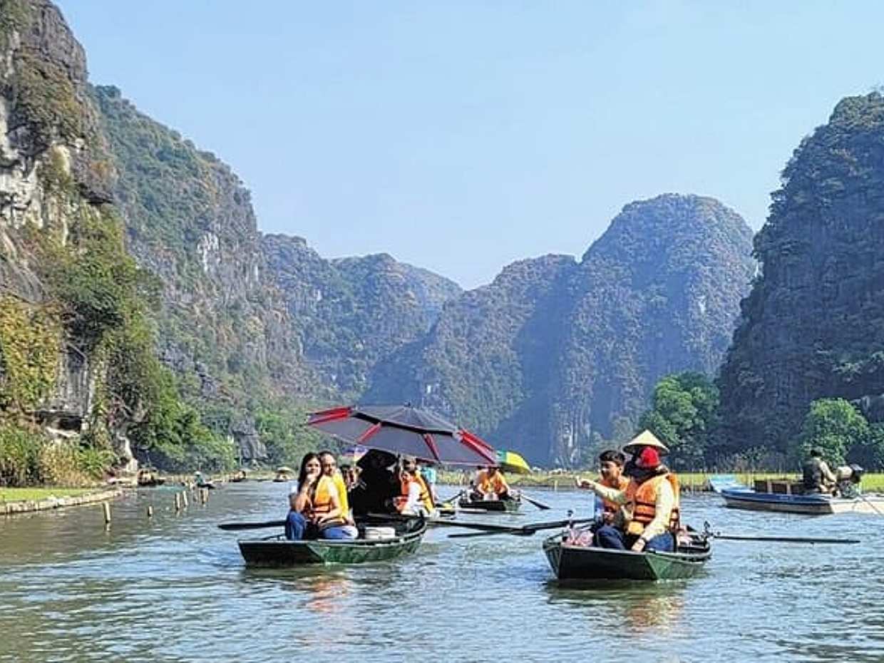 Hoa Lu Tam Coc Full Day Trip by Limousine Transfer Deluxe Group