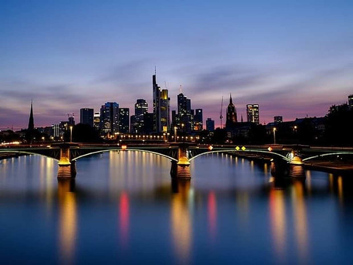 Private Transfer from Berlin to Frankfurt, 2 hours of Sightseeing, local driver