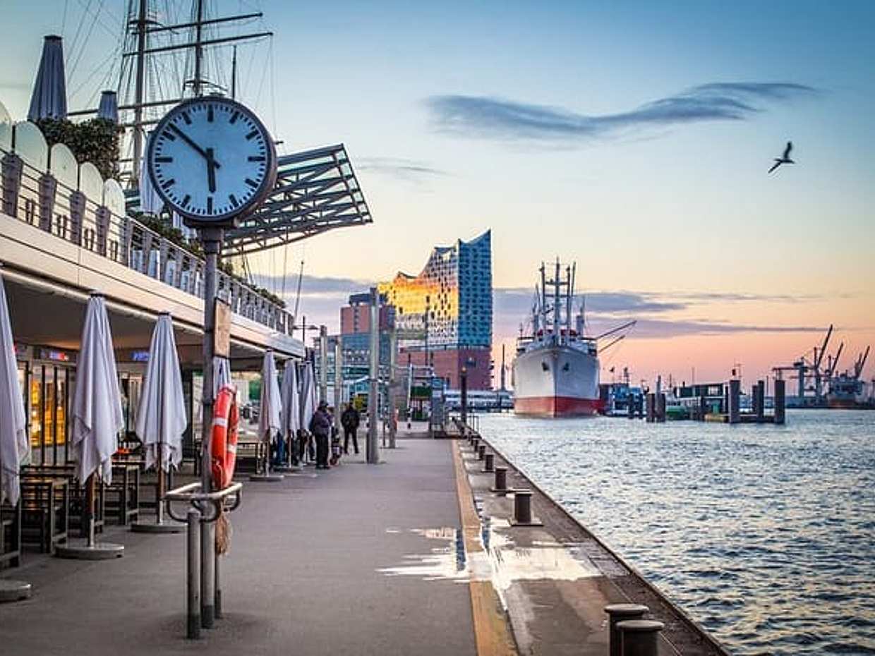 Privétransfer van Amsterdam naar Hamburg, met een stop van 2 uur in Zwolle, Nederland.