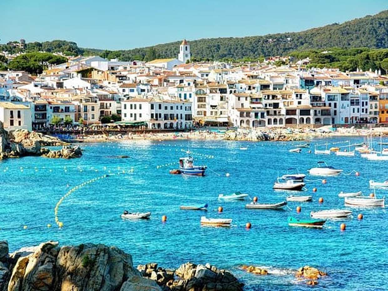 Private Girona Tour Costa Brava & Lunch Experience from Barcelona