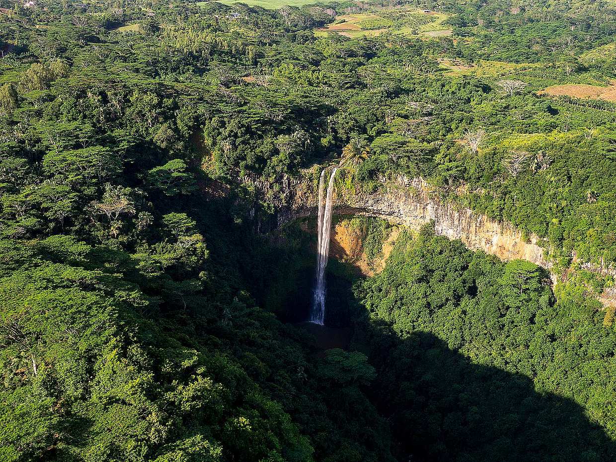 "Privater Hubschrauberflug zum Unterwasser-Wasserfall ab Chamarel in Mauritius"
, photo 2