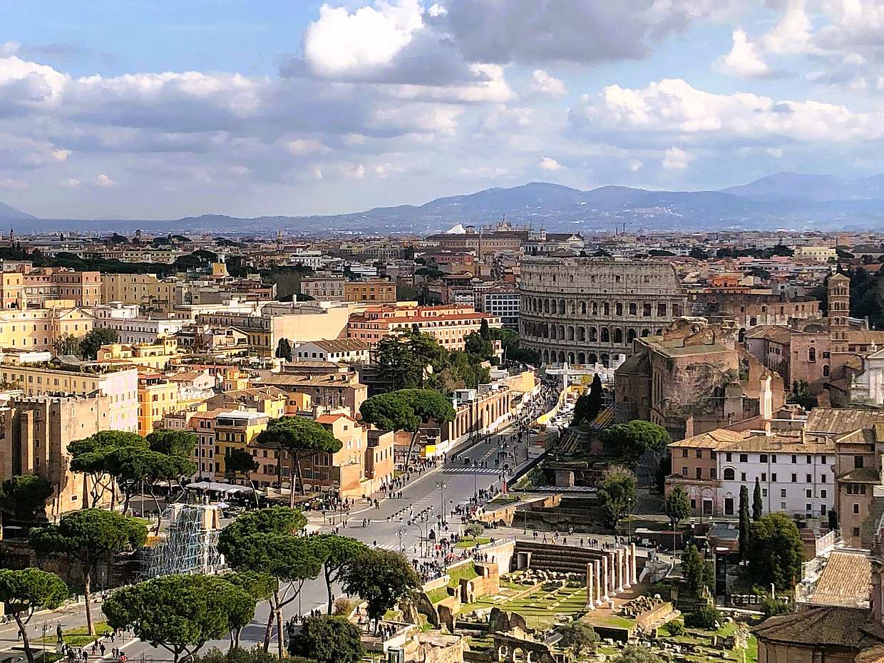 Full-day Mercedes Private Tour with Lunch: Colosseum, Vatican and Main Squares in Italy