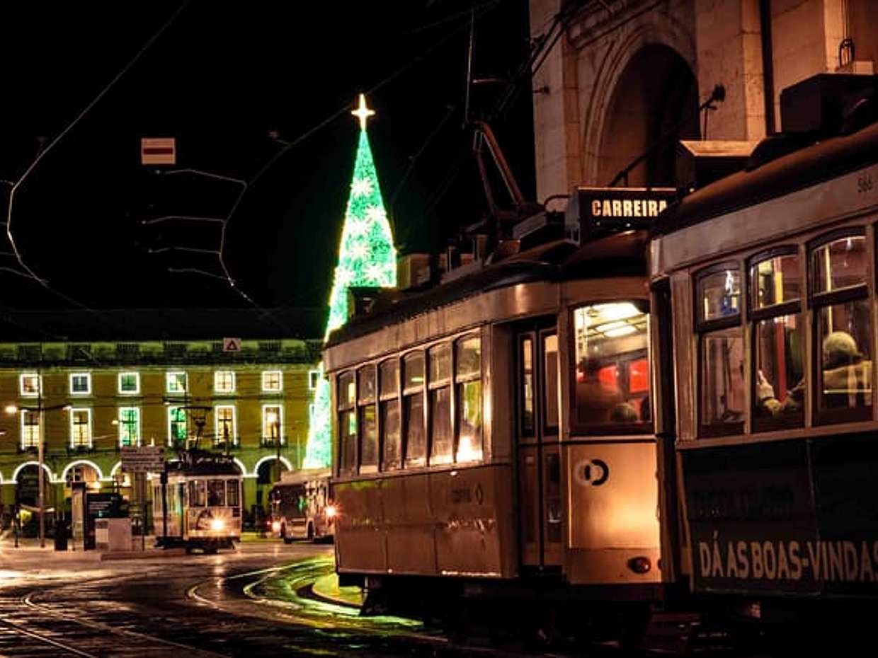 <p>Lizbona nocą: zachód słońca i świąteczne iluminacje, prywatna sesja fotograficzna w Portugalii.</p>