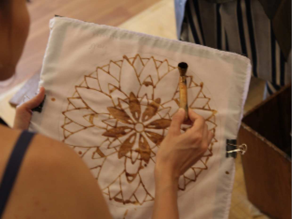 Clase de fabricación de batik balinés con artesano local en Indonesia