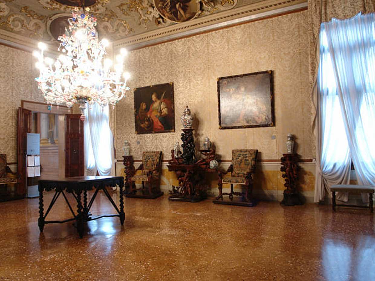 Private Hidden Venice Tour: Ca’ Rezzonico, Gondola Crossing & Scala del Bovolo, photo 4