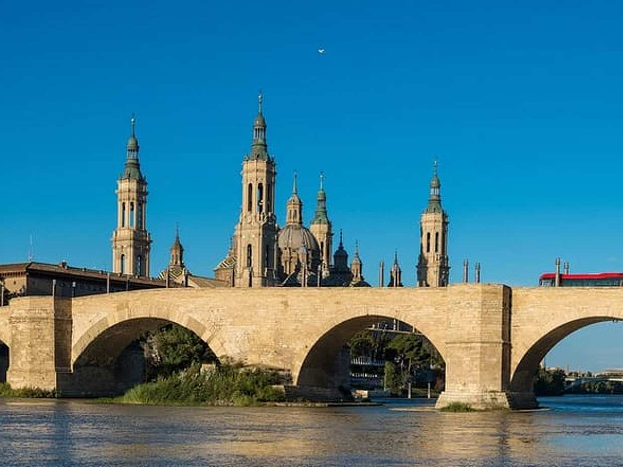Transfer Privé de Barcelone à Saragosse avec un arrêt de 2 heures en Espagne.