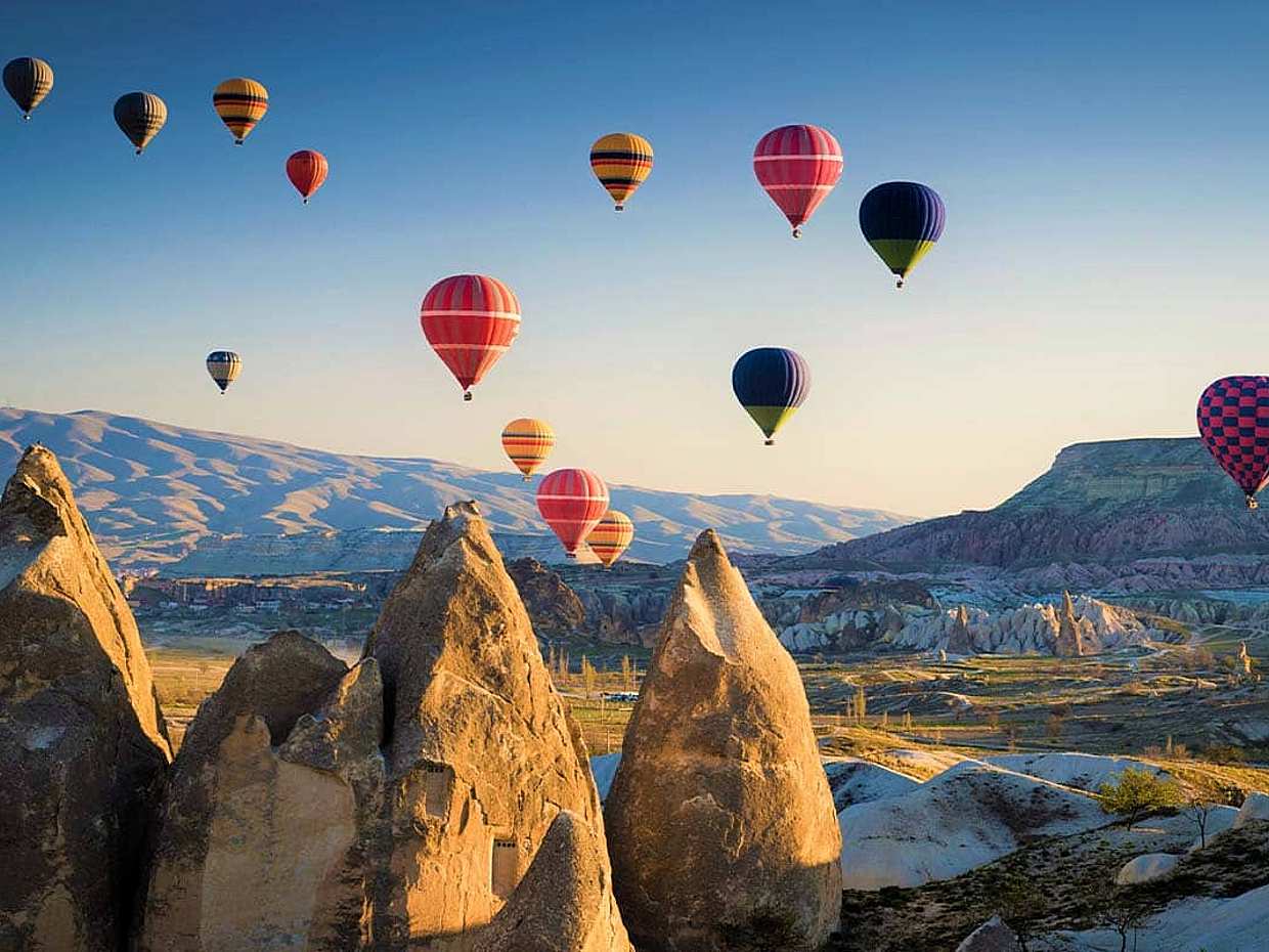 "Tour van Istanbul naar Cappadocië met de bus, inclusief accommodatie in een uniek hotel en een ballonvaart in Turkije."