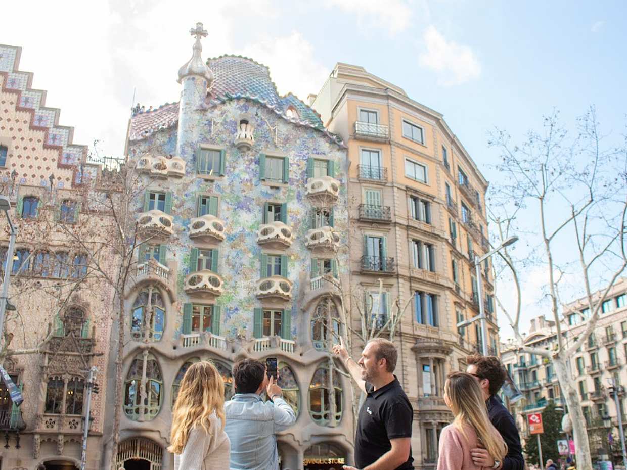 Barcelona’s Best: Walking Tour with Fast-Track Entry to Sagrada Familia in Small Groups in Spain, photo 3
