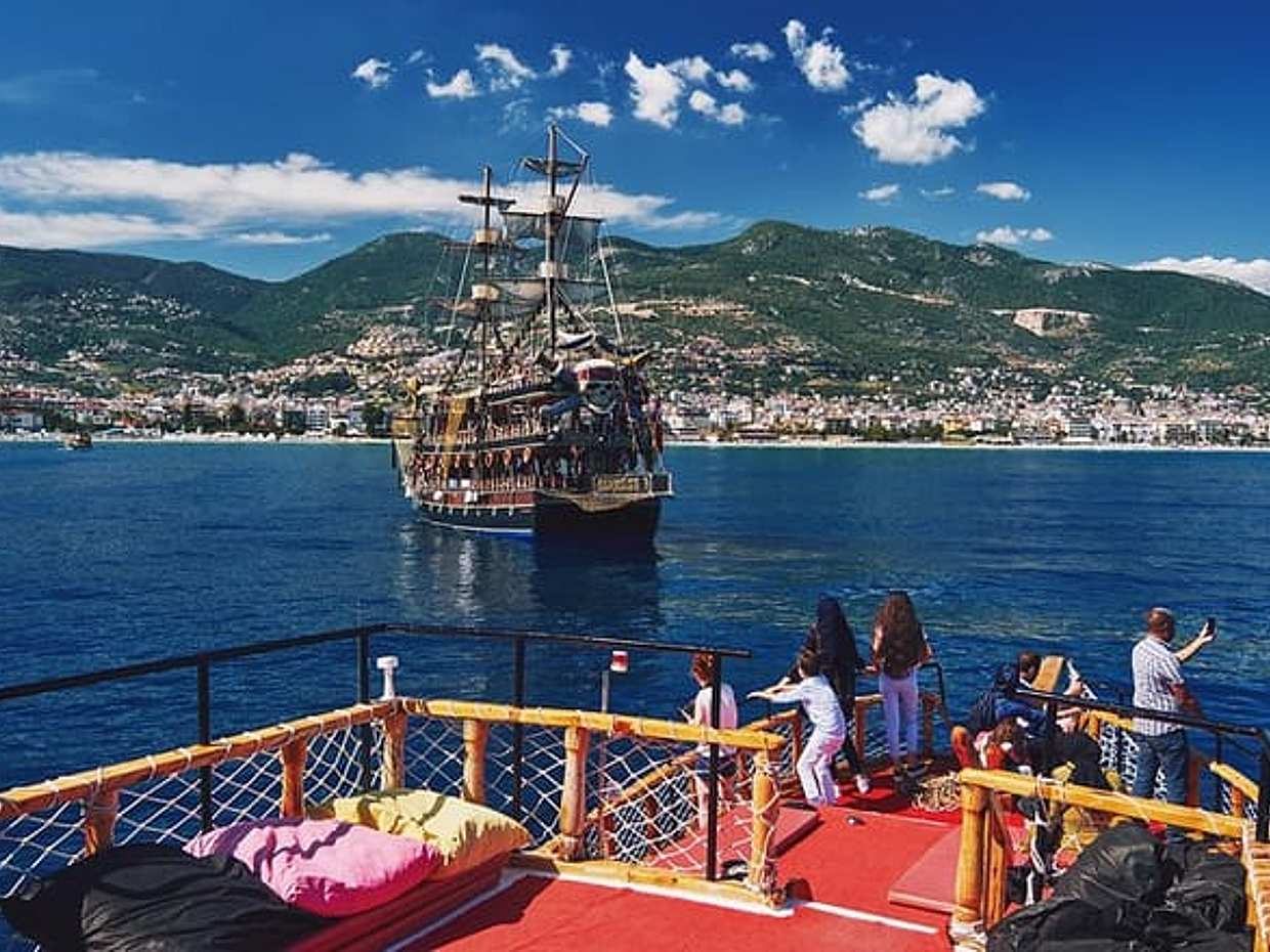 Alanya: Pirate Boat with Lunch and Drinks