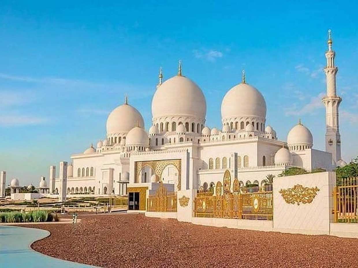 Abu Dhabi Premium City Tour | SZ Mosque, Louver & Qasr Al Watan, photo 2