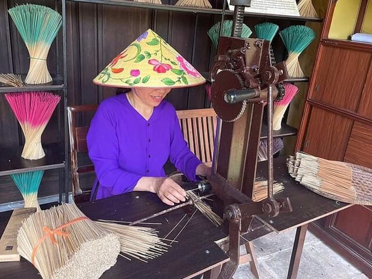 Explore Hué : Cité Impériale, Tombeaux Royaux, Marchés Locaux & Village au Vietnam, photo 3