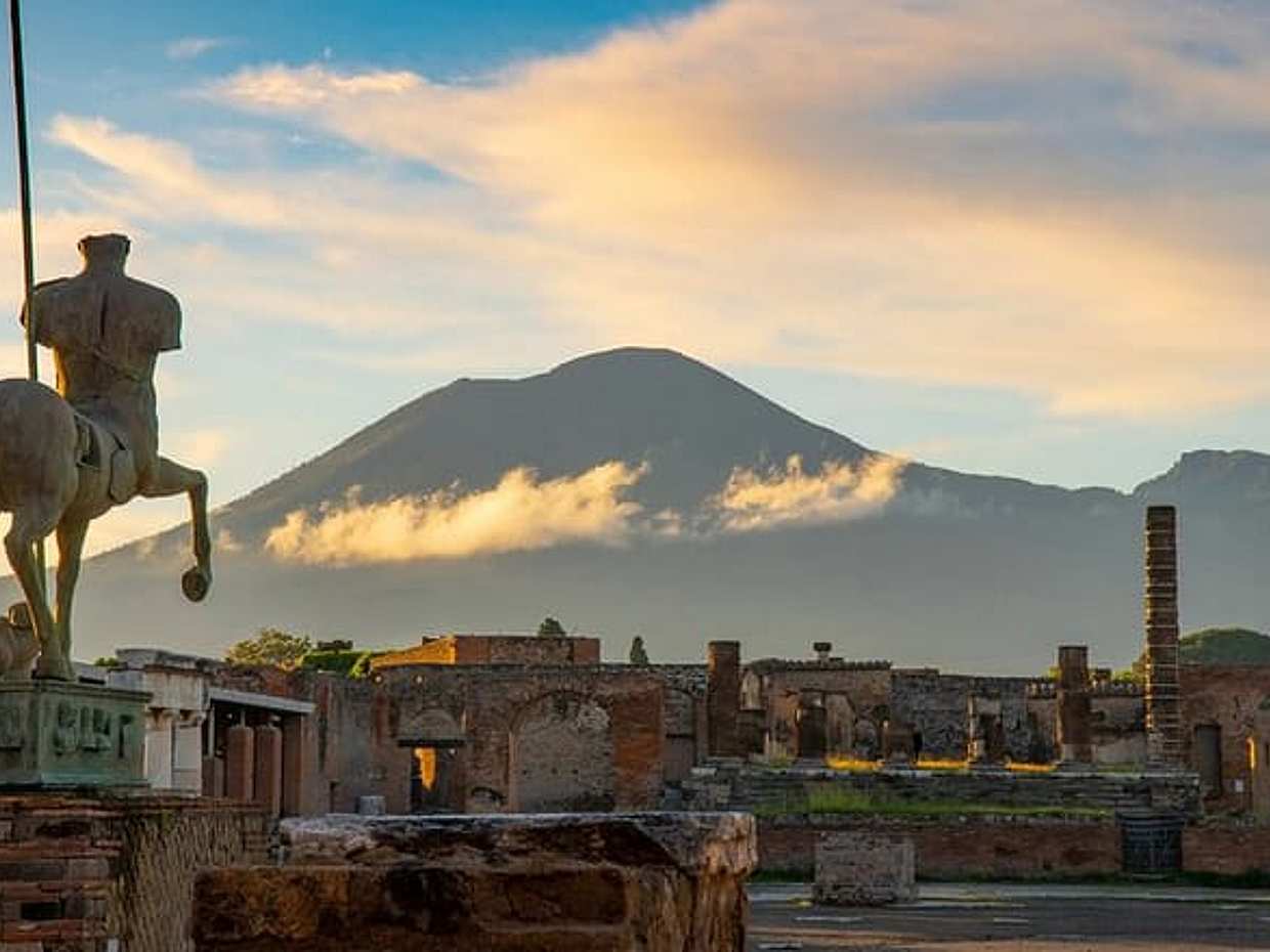 10 Hours Historical Tour in Campania