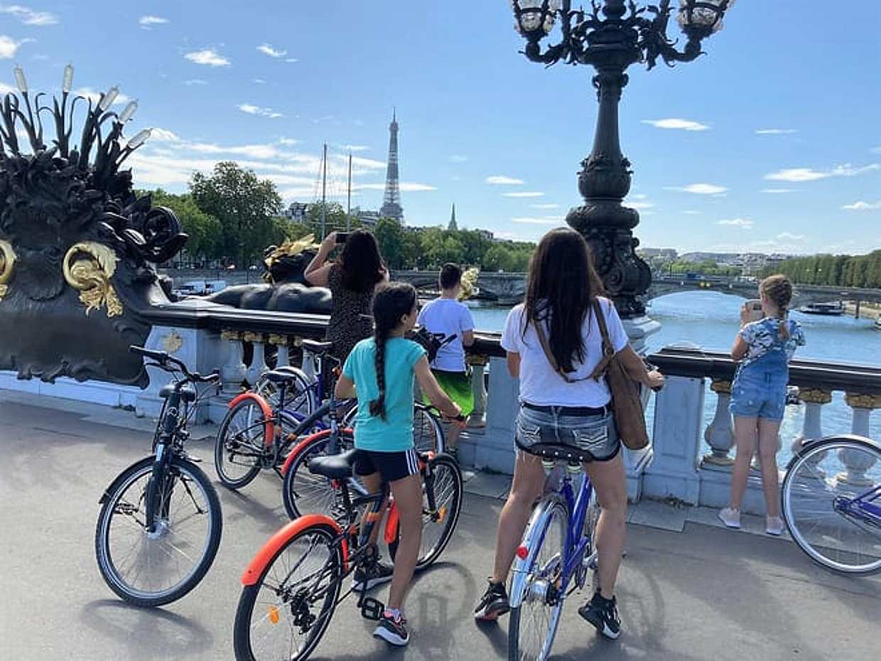 Bike Paris treasures / Family tour
