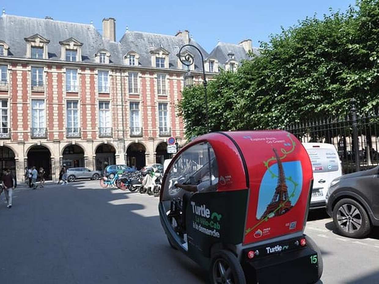 Private guided tour by bike cab in Paris the Marais