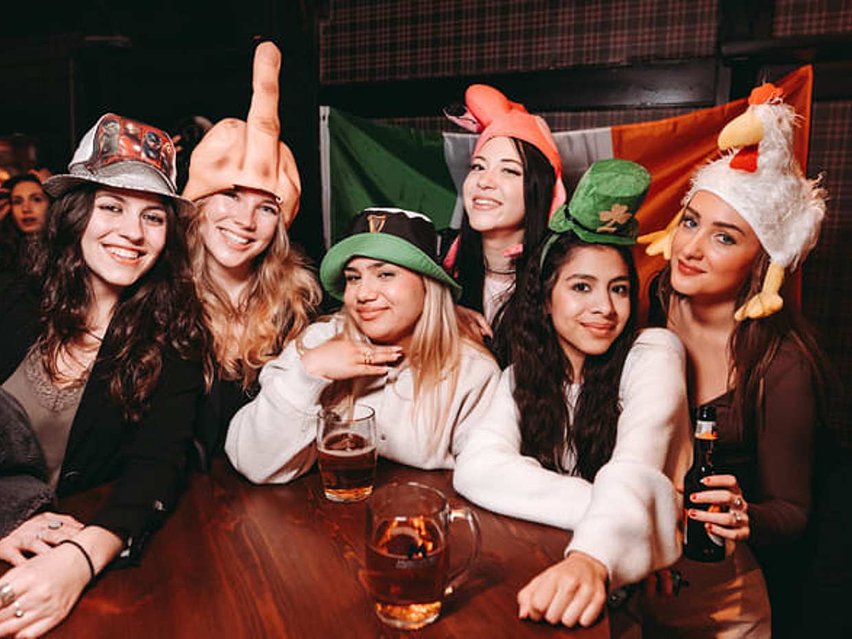 Barcelona Nightlife Experience: Karaoke, Dance & Club VIP Entrence