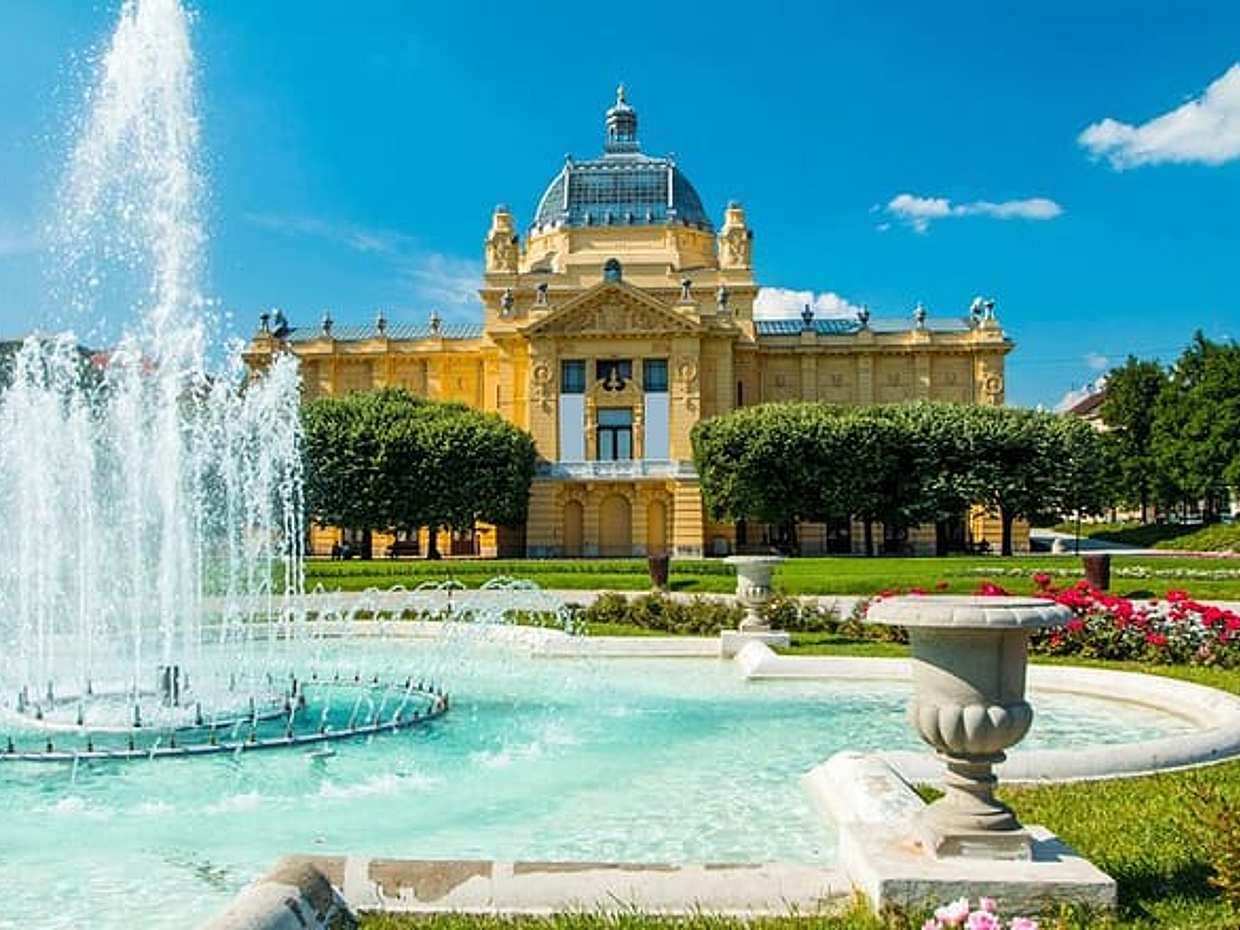 Private transfer from Budapest to Zagreb, 2h stop for sightseeing