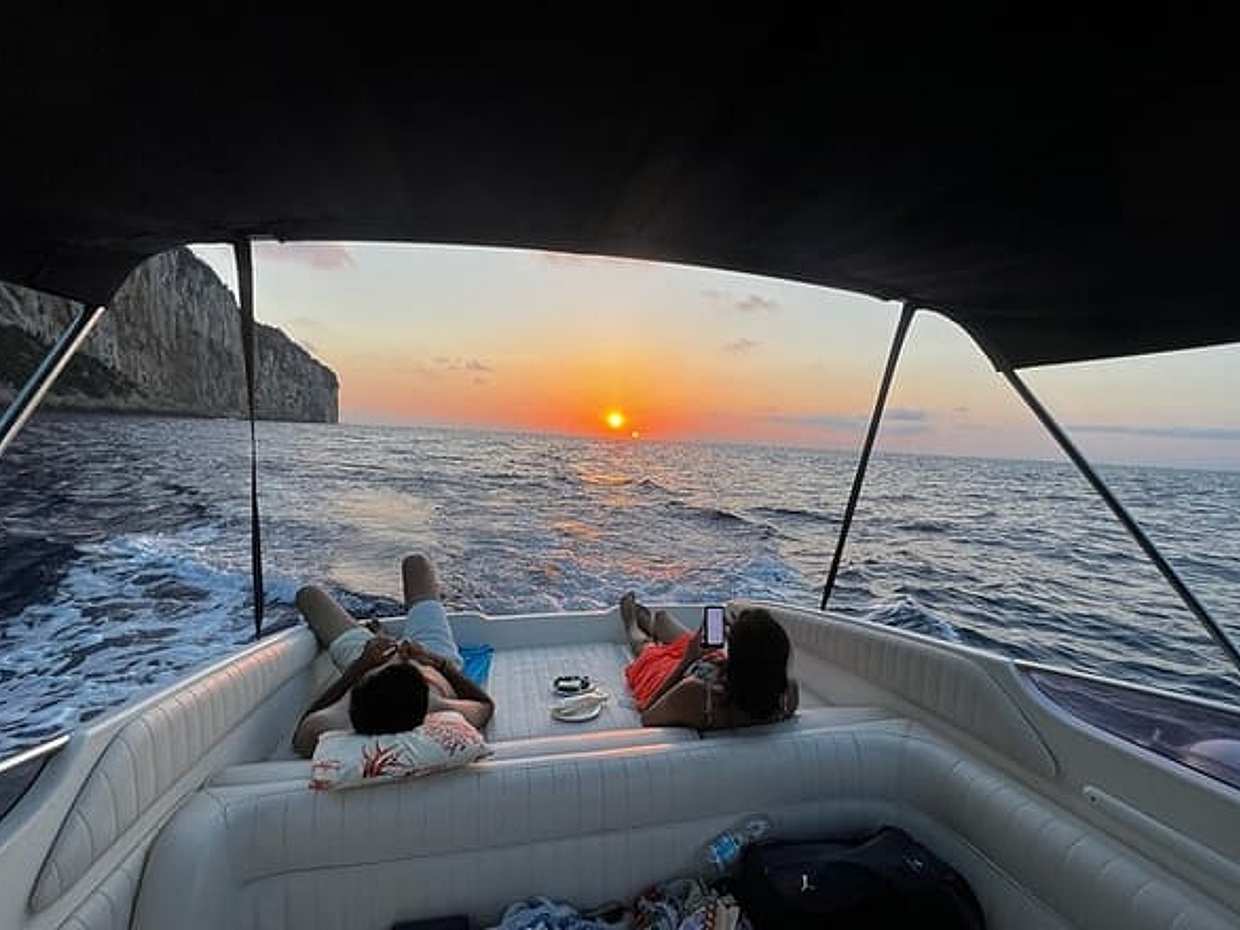 <p>Coucher de soleil et apéritif en bateau en Italie, Marina Grande</p>, photo 4