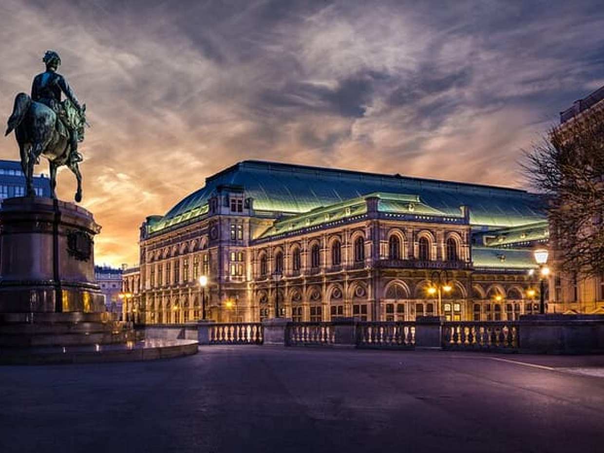 Budapest to Vienna 1-Way Private Transfer with Sightseeing Stop