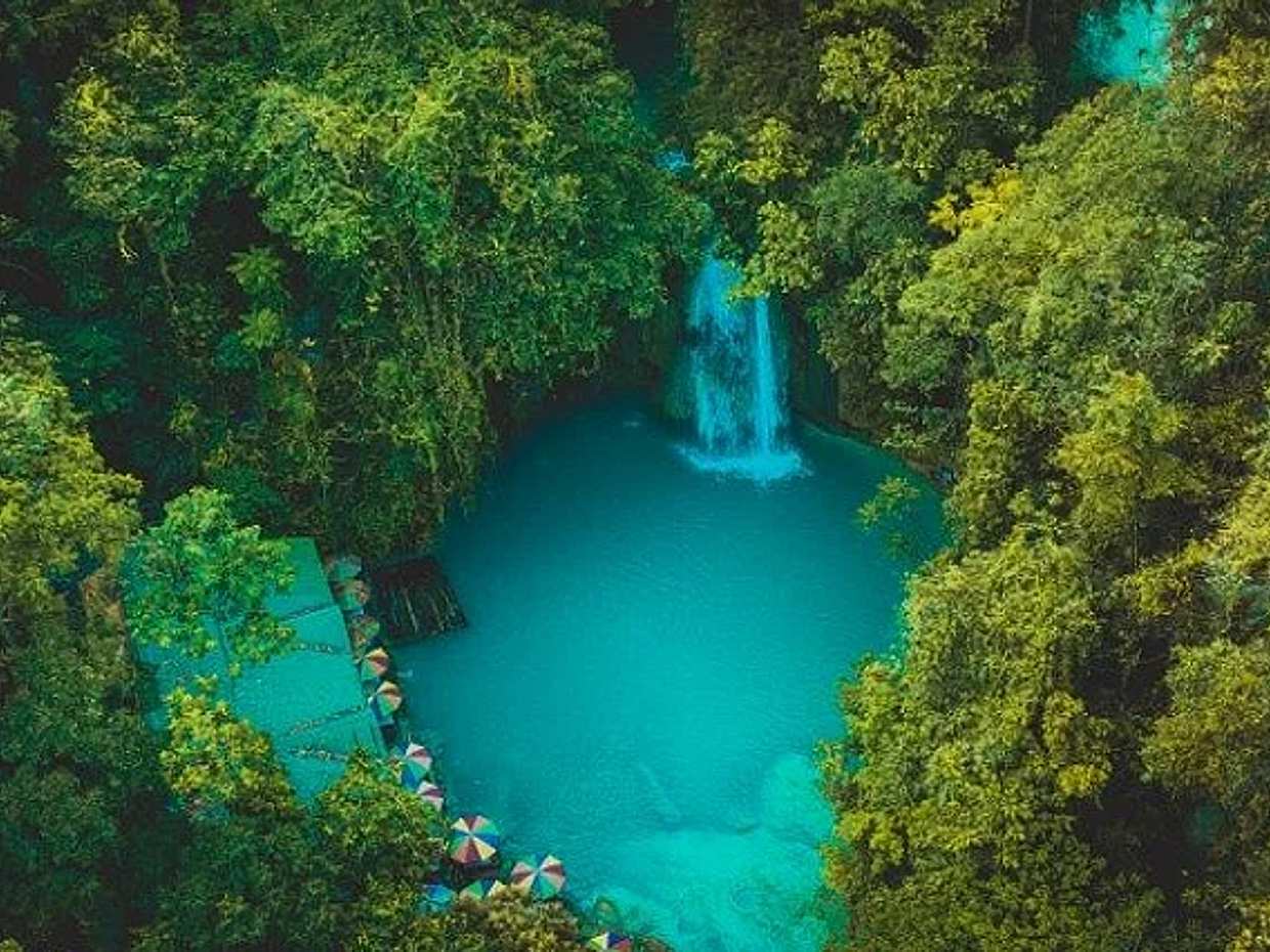 Soukromý kaňoning ve vodopádech Kawasan s obědem na Filipínách, Cebu City.
