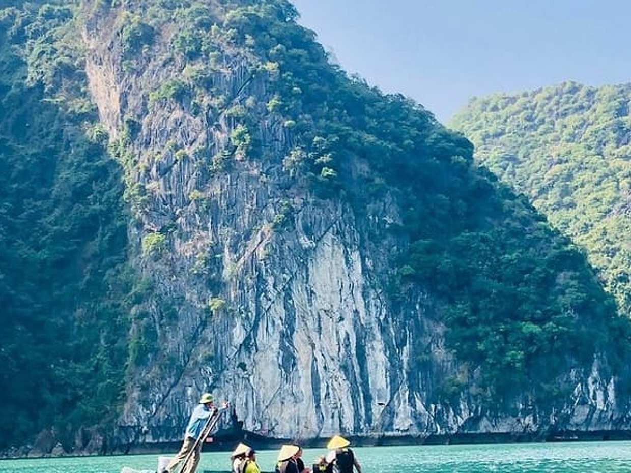 Ha Long & Lan Ha Bay: 5-Star Luxury Scenic Cruise from the Port, photo 2
