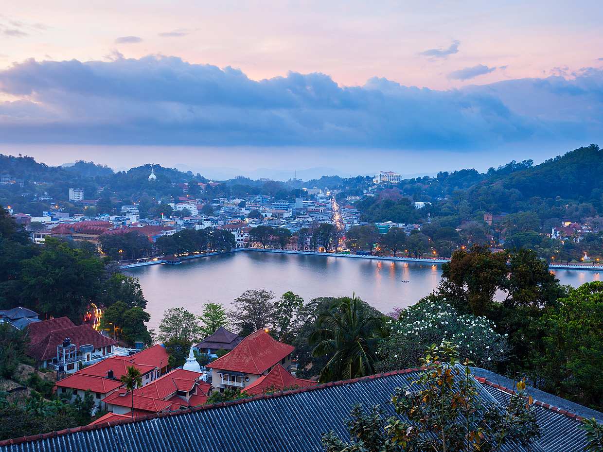 Highlights & Hidden Gems of Kandy Walking Tour in Sri Lanka
