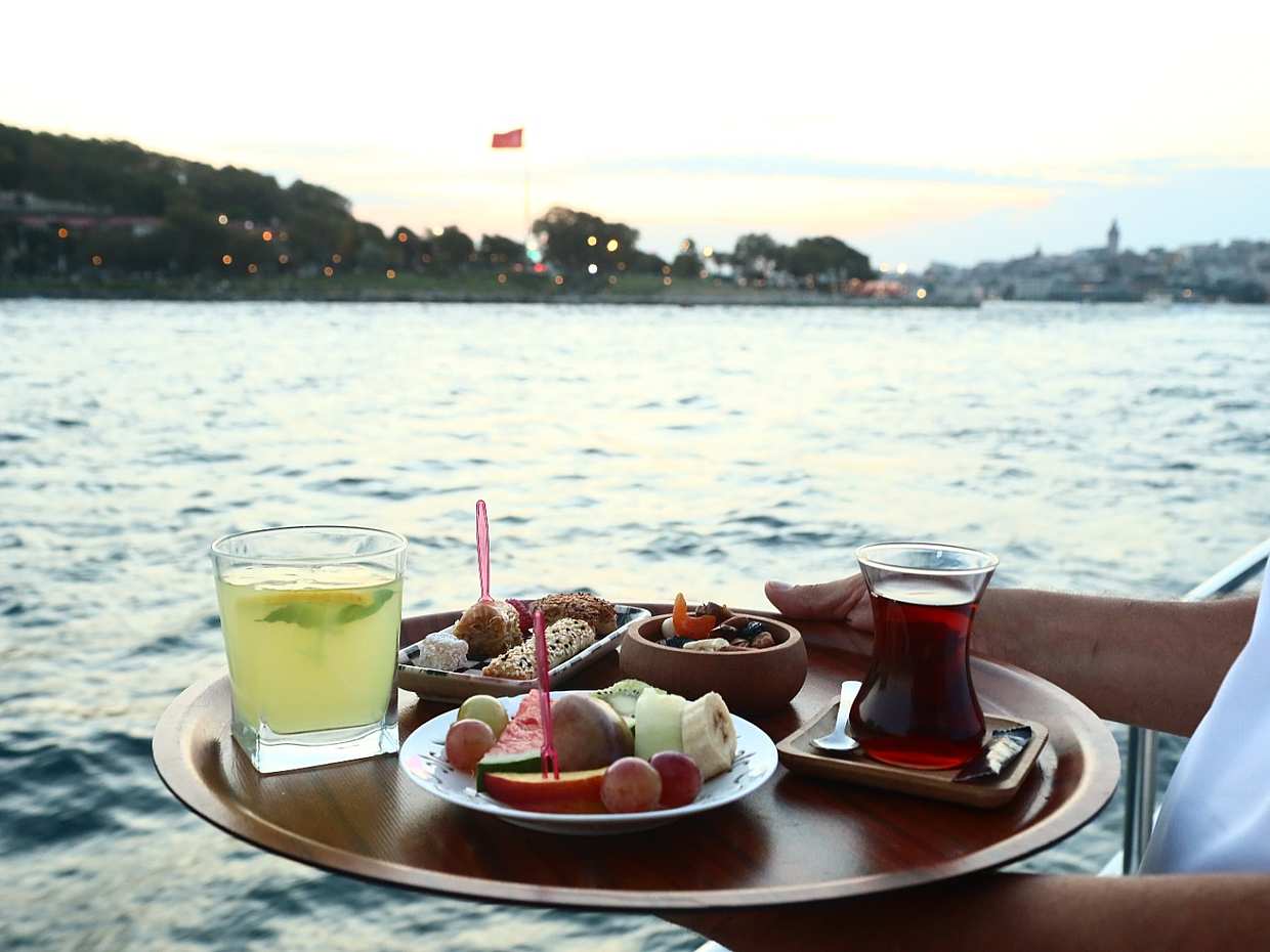 Croisière de luxe en petit groupe au coucher du soleil avec collations en Turquie, Istanbul.
, photo 3
