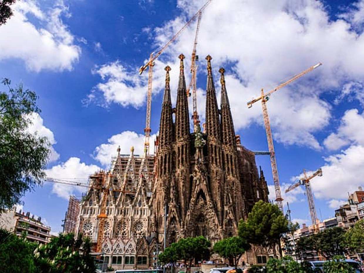 Skip the line: Sagrada Familia and Park Güell guided tour