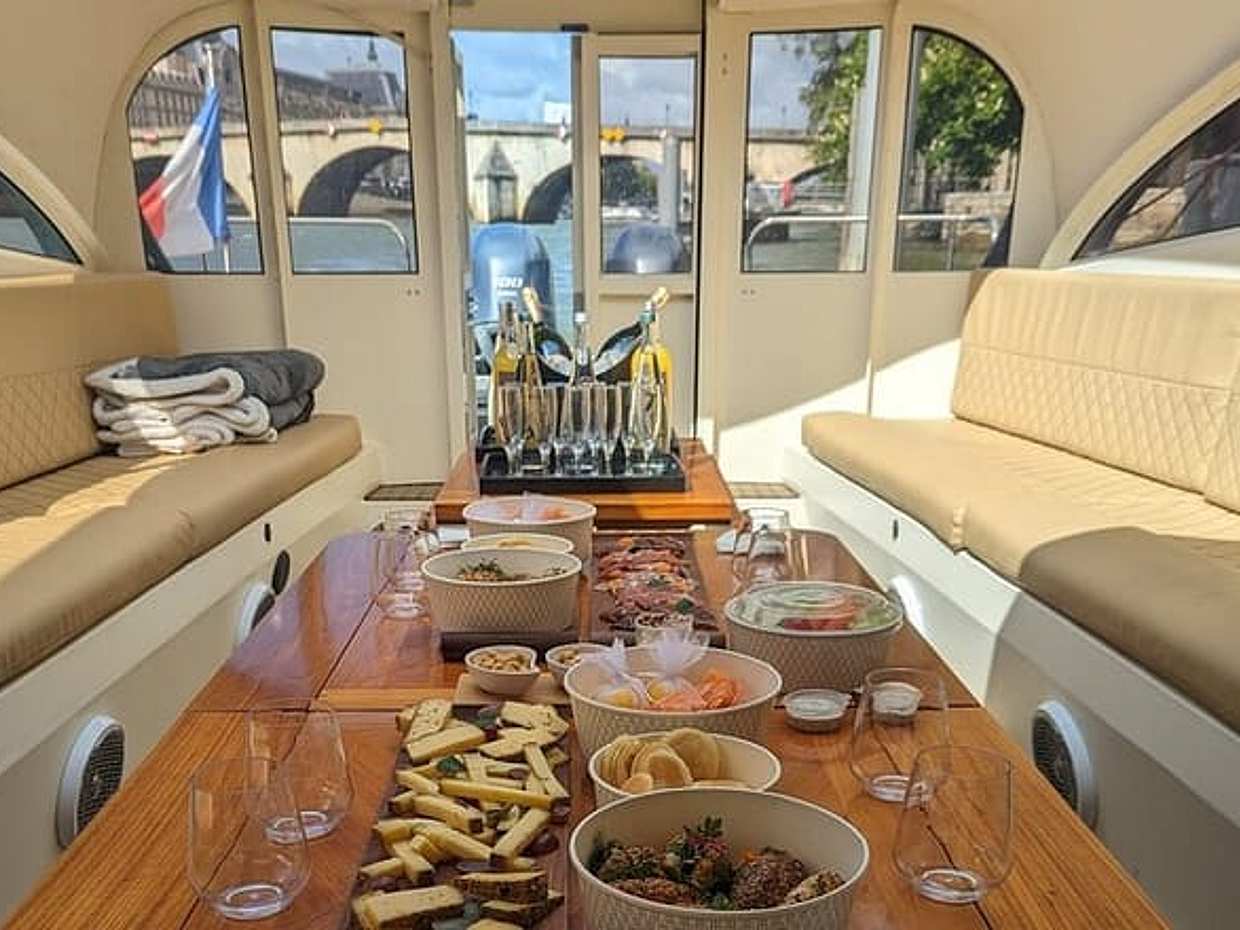 Wine and Cheese Tasting in a VIP Cruise on the Seine in France, Paris