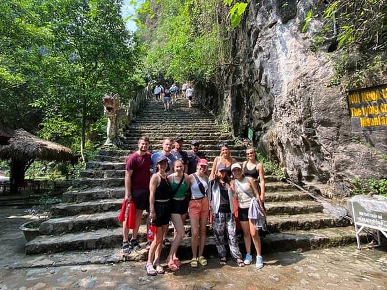 "Desde Ninh Binh: Tour de un día en grupo pequeño por Hoa Lu, Trang An, Hang Mua en Vietnam"